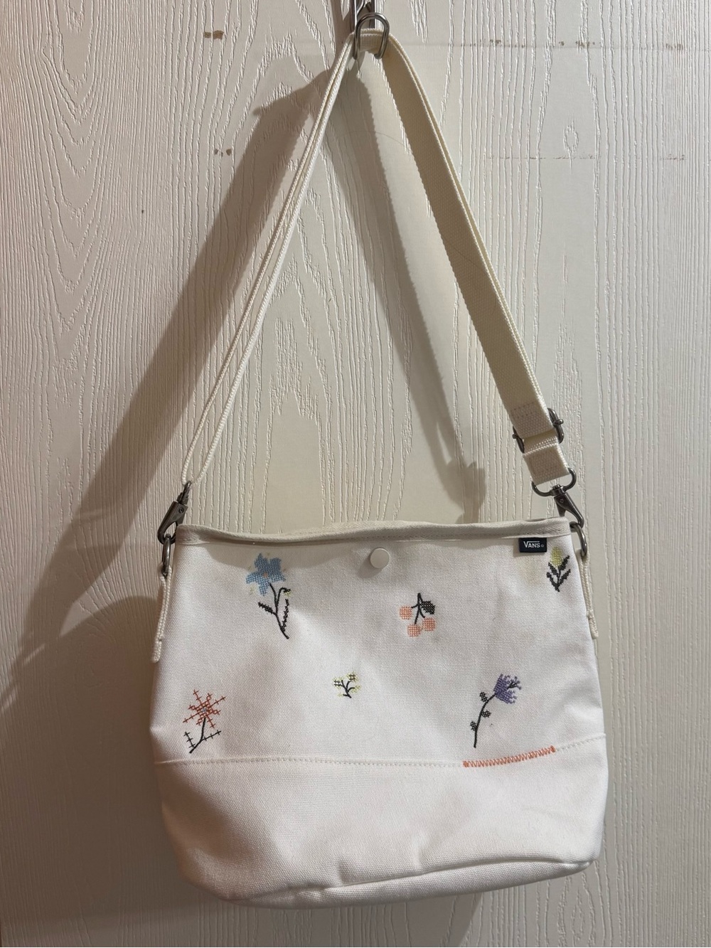 Vans White Canvas Crossbody Bag with Embroidered Floral Accents